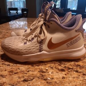 Nike LeBron Witness 5 'White Light Zitron' CT4629-102 Size 5 Youth/6.5 Women